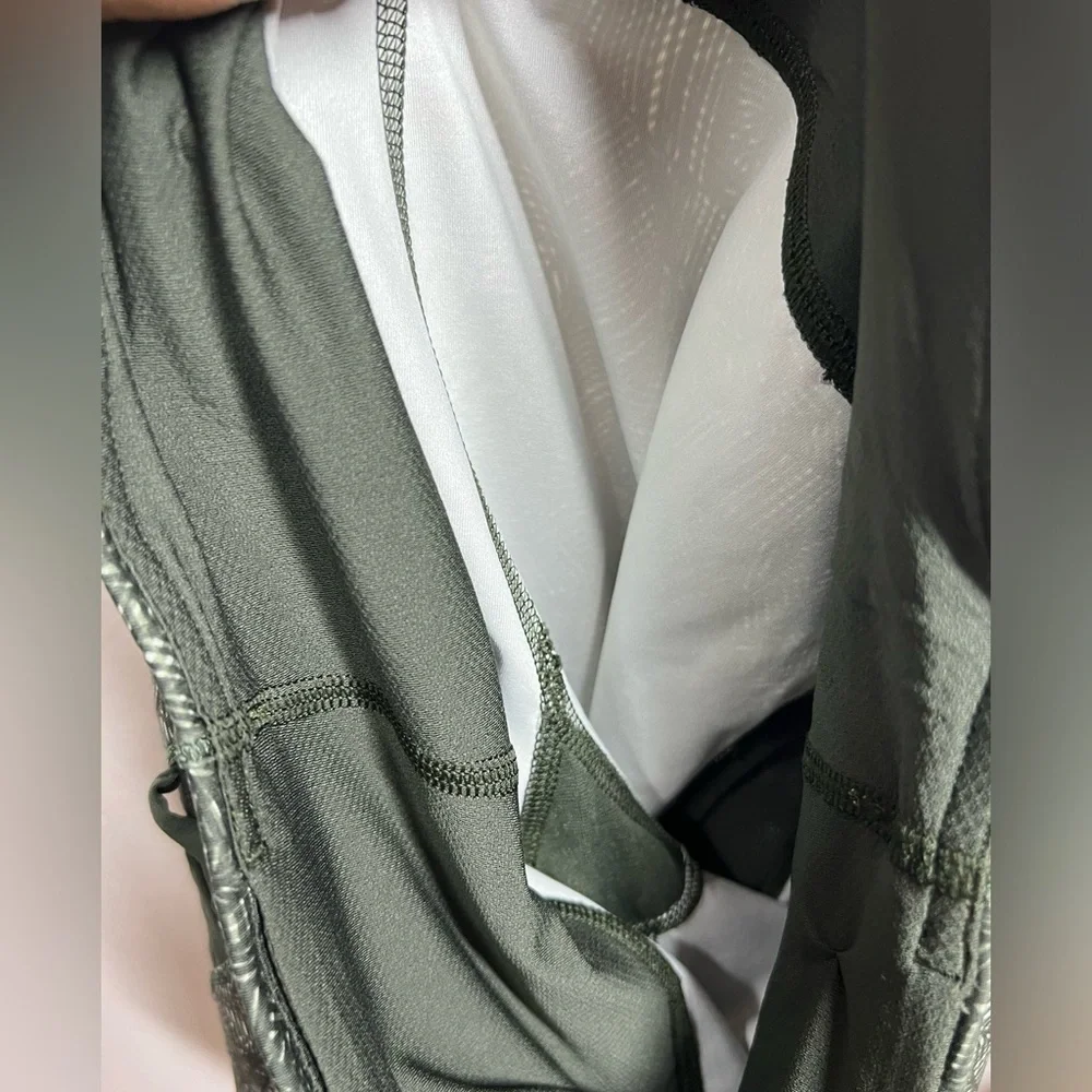 Lululemon Breezy Crop Jazzy Gator Full On Luxtreme Leggings Size 8